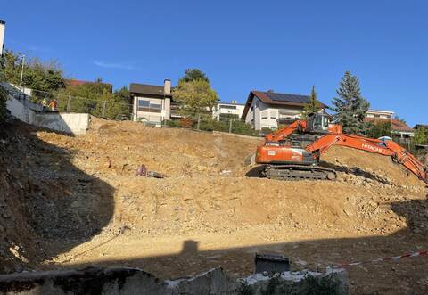 Schaufelnde Bagger: Die ersten Arbeiten auf der Großbaustelle Sennigstraße 23 haben begonnen.
