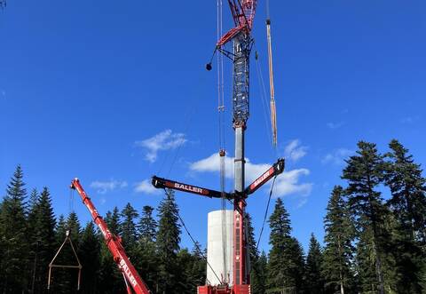 Alles fängt einmal klein an: Das Material für die Unterteile der vier Windräder ist weitgehend verbaut und so stabil, dass es mühelos die Gondeln und Rotorblätter tragen an. So sah es noch vor kurzem aus.