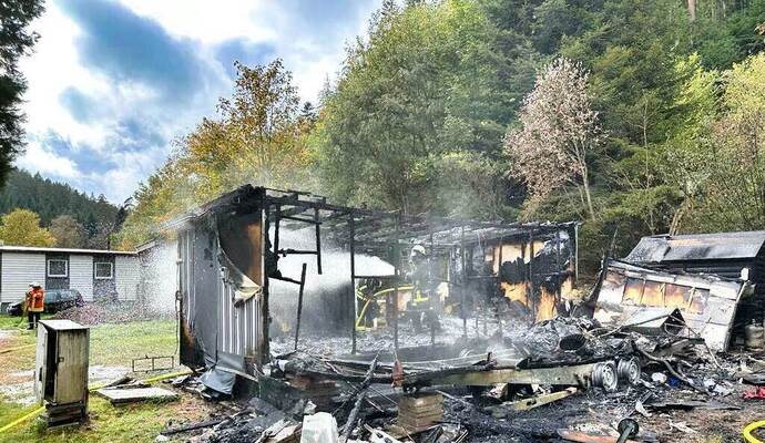 Von dem Mobile Home ist nicht mehr viel übrig. Von dem Mobile Home ist nicht mehr viel übrig.