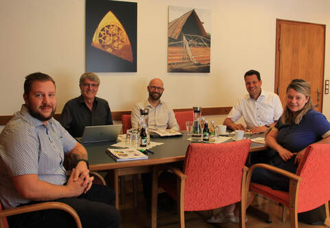 Verstärken ihre Zusammenarbeit: Die Sternenfelser Bürgermeisterin Antonia Walch (von rechts) und ihre Kollegen Aaron Treut (Maulbronn), Alexander Kozel (Knittlingen) und Armin Pioch (Illingen). Links Maulbronns stellvertretender Kämmerer Timo Dichtl.