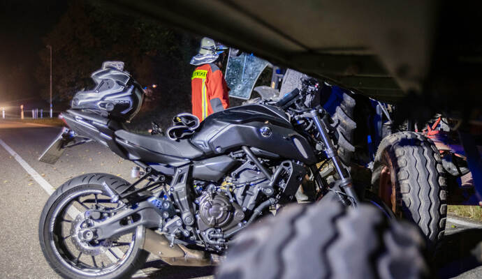 Bei einer Kollision mit einem Traktor mit Anhänger wurde ein Motorradfahrer schwer verletzt. Bei einer Kollision mit einem Traktor mit Anhänger wurde ein Motorradfahrer schwer verletzt.