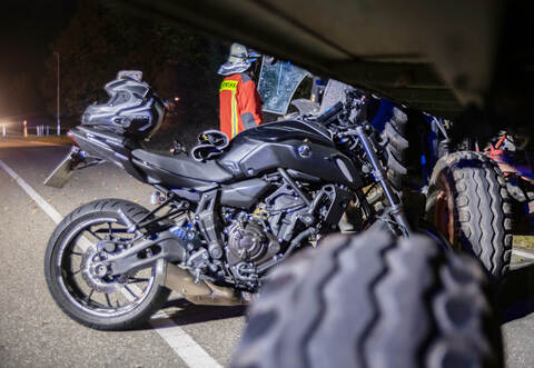Bei einer Kollision mit einem Traktor mit Anhänger wurde ein Motorradfahrer schwer verletzt.
