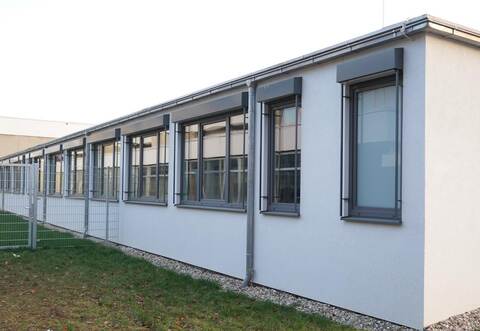 Seit 2021 steht vor der Sporthalle des Königsbacher Bildungszentrums ein Modulbau. So sollen die Schulen nach Scheitern der alten Ausbaupläne mehr Raum erhalten.