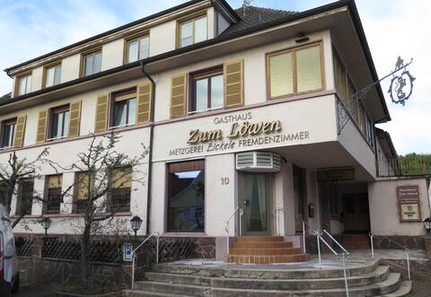 Die ortsbildprägende Frontseite des Löwen soll bestehen bleiben. Ob auch das auffällige Wirtswappen als Aushängeschild erhalten wird, ist noch offen.