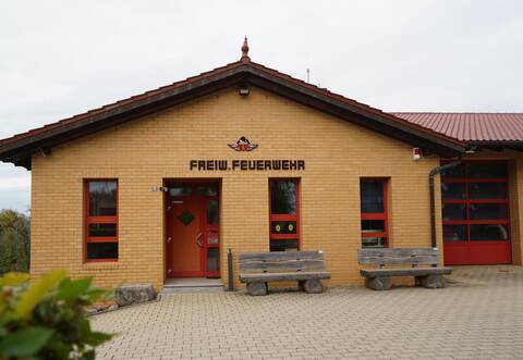 Am Ortsrand von Kieselbronn liegt das Feuerwehrhaus. Um dessen Einsatzfähigkeit auch bei einem Stromausfall sicherzustellen, investiert die Gemeinde in eine Netzersatzanlage.