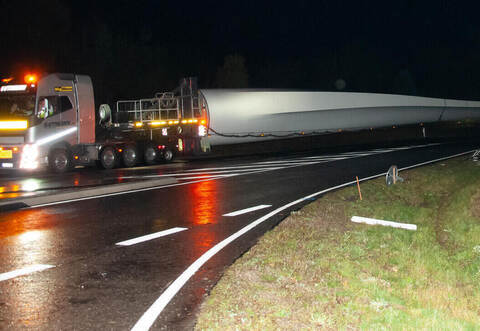 An schwierigen Stellen muss der Schilderdienst tätig werden, Schilder und Baken entfernen und gleich wieder aufstellen.