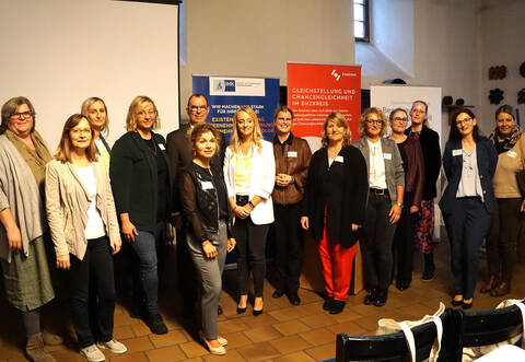 Silke Harnapp (HWK, von links), Gabriele Hildwein (Hiwentis), Stefanie Matthes-Baum (Arbeitsagentur), Kinga Golomb (Gleichstellungsbeauftragte Enzkreis), OB Frank Schneider, Patricia Lopez (Volksbank Mühlacker), Rebekka Sanktjohanser (IHK), Martina Terp-Schunter (VHS), Anja Maisch (IHK), Mejke Scheible (VHS), Antje M. Gerhold (Referentin des diesjährigen Frauenwirtschaftstags), Jeanette Ihli (Sparkasse Pforzheim Calw), Josipa Lauche und Marleen Knobel (beide Volksbank).