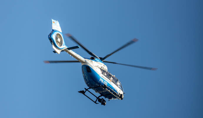 Mit einem Hubschrauber suchte die Polizei am Sonntagabend in Bad Wildbad nach einer vermsisten Person. Hubschrauber Helikopter Polizei