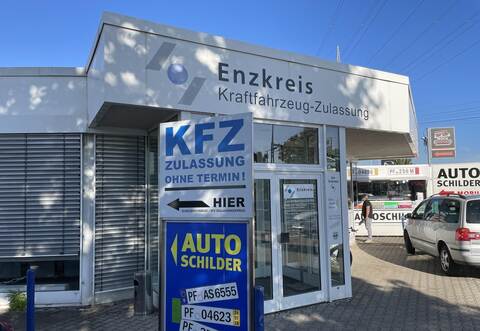 Die Kfz-Zulassungsstellen des Enzkreises können aus technischen Gründen aktuell keine Verfahren bearbeiten. Das Software-Problem haben auch andere Kfz-Zulassungsstellen im Land.