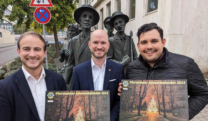 Präsident Jeff Klotz (links), Vorgänger Philipp Dörflinger (rechts) und der Projektbeauftragte Moritz Geiger mit dem neuen Adventskalender des Fördervereins des Lions Clubs Pforzheim, der Bürger erfreut und für die Stadt viel bewegt.
