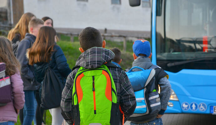 Eine Vollbremsung führte in einem Bus in Friolzheim zu mehreren leichter verletzten Kindern.