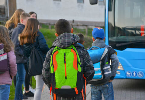 Eine Vollbremsung führte in einem Bus in Friolzheim zu mehreren leichter verletzten Kindern.