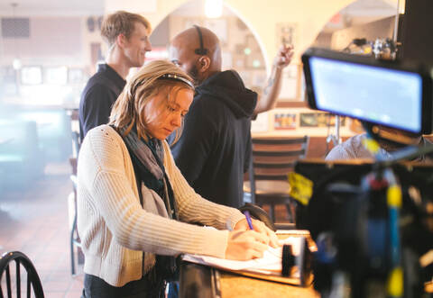 Konzentration: Während der Dreharbeiten ist Britt Abrecht in ihre Skripte vertieft. Alle Rechte am Konzept der potenziellen Serie liegen bei der umtriebigen 29-Jährigen und ihrem Team.