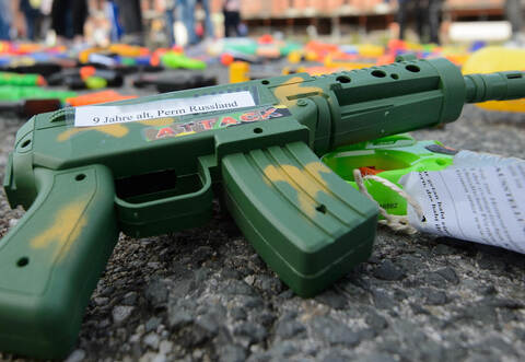 Spielzeugwaffen werden zu Skulptur des Friedens