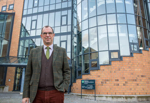 Mühlackers Oberbürgermeister Frank Schneider hat viele Aufgaben vor der Brust. Der Rathauschef geht die Dinge in der Senderstadt aber problemlösungsorientiert an.