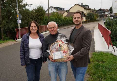 A uch für die Brücke bei der Kämpfelbachhalle hat Helmut Fohler (Mitte) ein Gutachten erstellt. Bürgermeister Thomas Maag und Bauamtsleiterin Michaela Baumann bedanken sich.