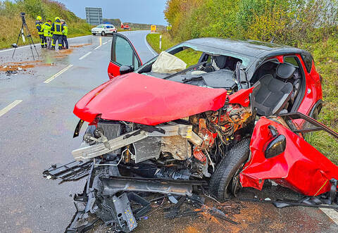 Am Montag vermeldet die Polizei, dass der 80-jährige Beifahrer an seinen Verletzungen gestorben ist.