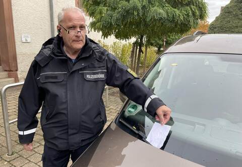 Zur Arbeit des Wiernsheimer Gemeindevollzugsbediensteten Michael Feuster gehört nicht nur das Verteilen von Strafzetteln – der GVD ist auch für die generelle Wahrung der Sicherheit für Bürgerinnen und Bürger da.