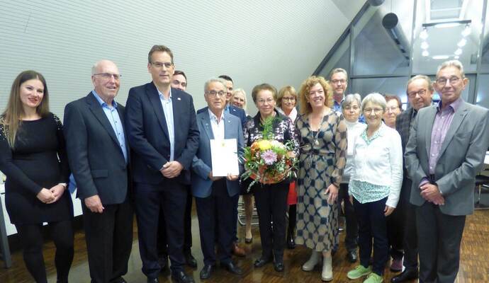 Peter Jentzsch (Mitte) vom Obst- und Gartenbauverein Öschelbronn freut sich über die ihm verliehene Landesehrennadel. Peter Jentzsch (Mitte) vom Obst- und Gartenbauverein Öschelbronn freut sich über die ihm verliehene Landesehrennadel.