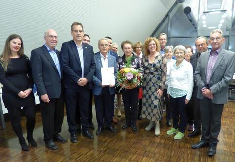 Peter Jentzsch (Mitte) vom Obst- und Gartenbauverein Öschelbronn freut sich über die ihm verliehene Landesehrennadel.