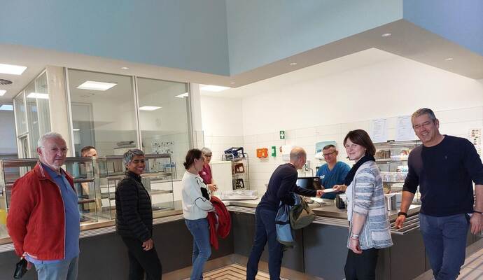Neue, helle Räumlichkeiten und ein breites Angebot: Lebenshilfe-Vorstand Oliver Keppler (rechts) freut sich über die Öffnung der Cafeteria. Neue, helle Räumlichkeiten und ein breites Angebot: Lebenshilfe-Vorstand Oliver Keppler (rechts) freut sich über die Öffnung der Cafeteria.