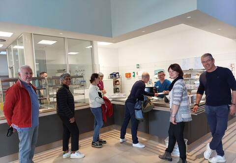 Neue, helle Räumlichkeiten und ein breites Angebot: Lebenshilfe-Vorstand Oliver Keppler (rechts) freut sich über die Öffnung der Cafeteria.