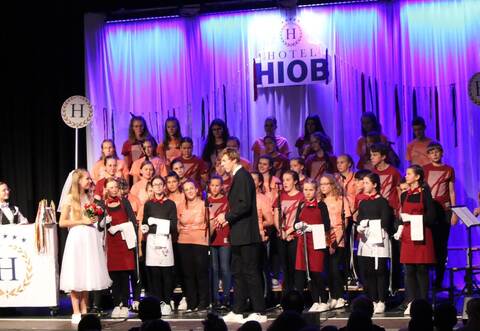 Zwischen Glück und Verzweiflung wird Hiob im gleichnamigen Adonia-Musical, das 70 Mitwirkende bei der Liebenzeller Gemeinschaft Remchingen aufführten, auf eine harte Glaubensprobe gestellt.