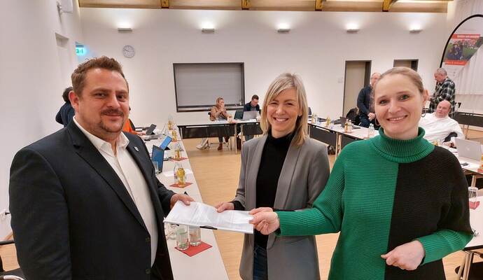 Christine Ihly (von rechts) und Ina Salim übergeben Bürgermeister Thomas Keller die über 200 Unterschriften, mit denen Eltern eine Stelle für die Schulsozialarbeit in Engelsbrand fordern. Christine Ihly (von rechts) und Ina Salim übergeben Bürgermeister Thomas Keller die über 200 Unterschriften, mit denen Eltern eine Stelle für die Schulsozialarbeit in Engelsbrand fordern.