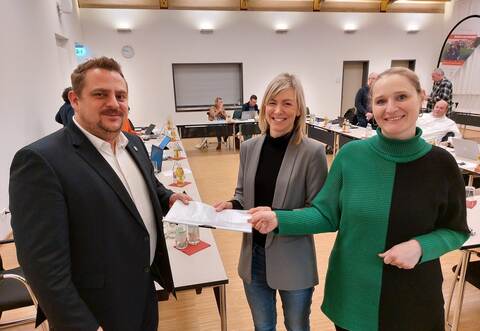 Christine Ihly (von rechts) und Ina Salim übergeben Bürgermeister Thomas Keller die über 200 Unterschriften, mit denen Eltern eine Stelle für die Schulsozialarbeit in Engelsbrand fordern.