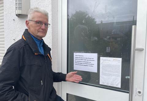 Gerhard Hudak vor der geschlossenen Praxis. Trotz anderer Versprechen haben Patienten wie er keinen Zugriff auf die eigenen Akten.