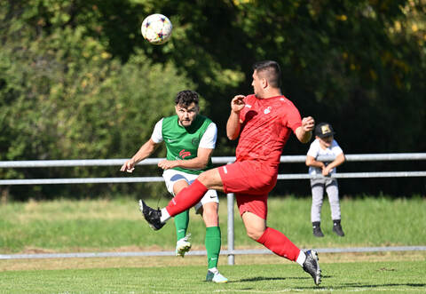Kann der FV Öschelbronn mit Tarkan Colak (links) am Wochenende schon die Herbstmeisterschaft in der Kreisklasse A1 klar machen? Rechts Hüseyin Askin vom Türkischen SV Mühlacker.