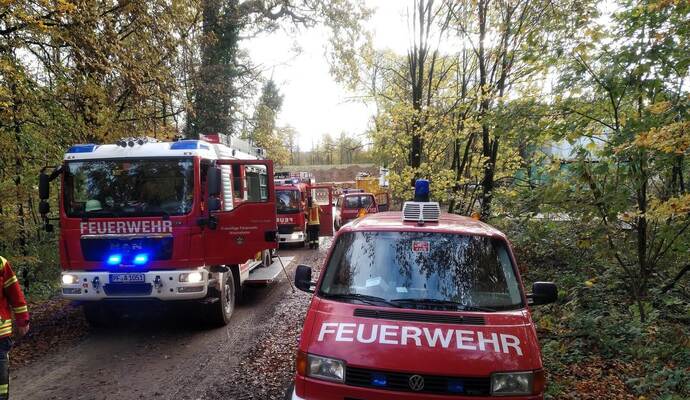 Einsatzkräfte aus Wiernsheim, Serres und Pinache sind bei einem Gefahrstoffeinsatz am Wiernsheimer Waldrand im Einsatz. Einsatzkräfte aus Wiernsheim, Serres und Pinache sind bei einem Gefahrstoffeinsatz am Wiernsheimer Waldrand im Einsatz.