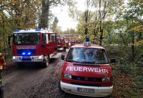 Einsatzkräfte aus Wiernsheim, Serres und Pinache sind bei einem Gefahrstoffeinsatz am Wiernsheimer Waldrand im Einsatz.