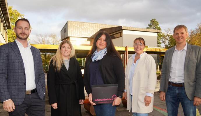 B ürgermeister Thomas Maag, Rathausmitarbeiterin Stefanie Mirzaabbas si, Schulsozialarbeiterin Miriam Bischoff, Teamleiterin Nadine Kraijo und Rektor Frank Notar (von links) wollen die Kämpfelbacher Grundschule voranbringen. B ürgermeister Thomas Maag, Rathausmitarbeiterin Stefanie Mirzaabbas si, Schulsozialarbeiterin Miriam Bischoff, Teamleiterin Nadine Kraijo und Rektor Frank Notar (von links) wollen die Kämpfelbacher Grundschule voranbringen.