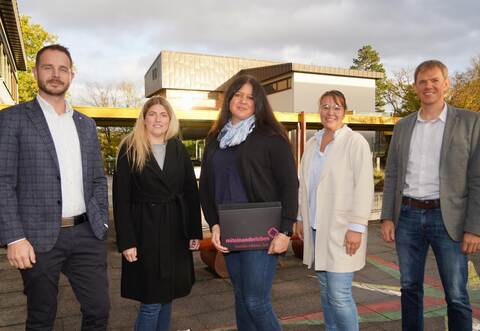 B ürgermeister Thomas Maag, Rathausmitarbeiterin Stefanie Mirzaabbas si, Schulsozialarbeiterin Miriam Bischoff, Teamleiterin Nadine Kraijo und Rektor Frank Notar (von links) wollen die Kämpfelbacher Grundschule voranbringen.