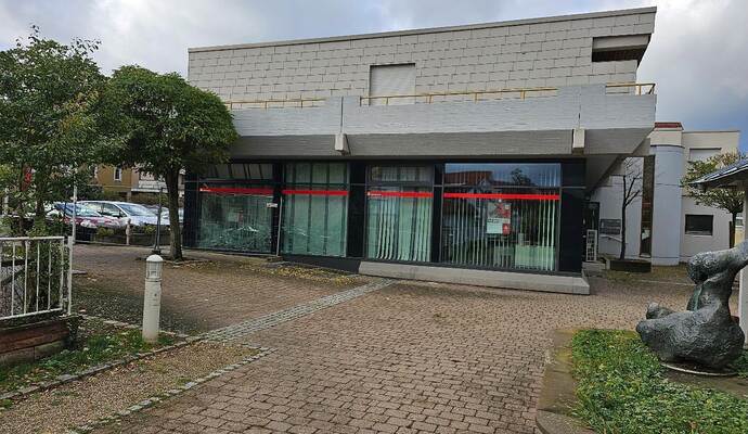 Nach einer Automatensprengung in Wiernsheim ist am betroffenen Bankgebäude durch die Explosion ein großer Schaden entstanden. Nach einer Automatensprengung in Wiernsheim ist am betroffenen Bankgebäude durch die Explosion ein großer Schaden entstanden.