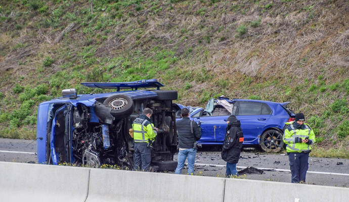 Ende der Verfolgungsjagd auf der Autobahn: Das Fluchtauto prallte mit einem Kleintransporter zusammen. Ende der Verfolgungsjagd auf der Autobahn: Das Fluchtauto prallte mit einem Kleintransporter zusammen.