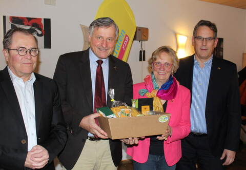 Rainer Semet (von links), Hans-Ulrich Rülke und Erik Schweickert gratulierten Bärbl Maushart zu 50 Jahren Vorsitz des FDP-Ortsvereins.