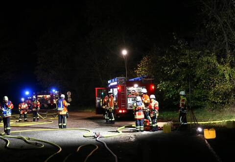 Übung am Iptinger Kreuzbach: Alle Abteilungen der Wiernsheimer Feuerwehr sind am Freitagabend im Einsatz.