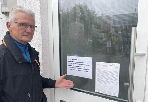 Wie andere Wiernsheimer Patienten ist Gemeinderat Gerhard Hudak im November vor der zugesperrten Praxis von Dr. Heidi Wahl gestanden. Noch immer sind dort die Krankenakten der Betroffenen unter Verschluss.