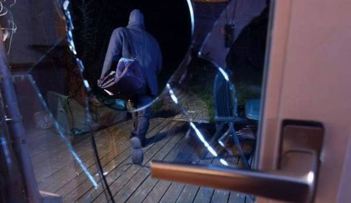 Die Täter hätten zwischen Mittwoch und Donnerstag eine verschlossene Glastür eingeschlagen.
