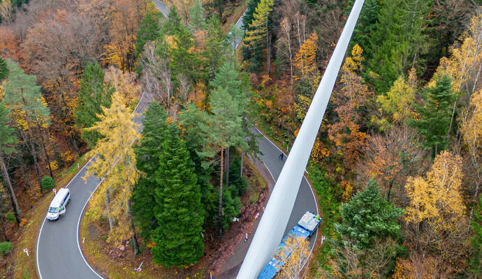 Die 180-Grad-Kehre zwischen Friedhof und Besucherbergwerk ist eine schwere Stelle. Die Kurve wurde für den Transport extra verbreitert. Rotorblatt Transport Windpark Langenbrand