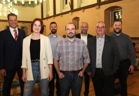 Den Fragen der Maulbronner Einwohner stellen sich Bürgermeister Aaron Treut, seine Assistentin Isabelle Schiffer, Bautechniker Volker Weißert, Bauamtsleiter Timo Steinhilper, Hauptamtsleiter Alexander Meixner, Ordnungsamtsleiter Martin Gerst sowie der stellvertretende Kämmerer Timo Dichtl (von links).