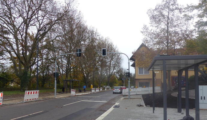 Sitzmöglichkeiten und nächtliche Beleuchtung gibt es für die geplanten Wartehäuschen der Bushaltestellen am Friedhof St. Peter. Sitzmöglichkeiten und nächtliche Beleuchtung gibt es für die geplanten Wartehäuschen der Bushaltestellen am Friedhof St. Peter.
