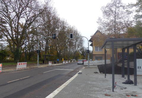 Sitzmöglichkeiten und nächtliche Beleuchtung gibt es für die geplanten Wartehäuschen der Bushaltestellen am Friedhof St. Peter.