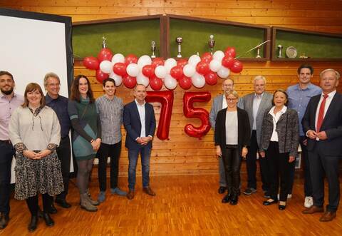 Vorsitzender Markus Koch (Sechster von links), zweiter Vorsitzender Claus Schaudt (Sechster von rechts), Verbandsvorsitzender Artur Hagius (Vierter von rechts), Ehrenmitglied Elisabeth Schaudt (Dritte von rechts), Bürgermeister Heiko Genthner (rechts) und die Vorstandsmitglieder freuen sich über das Jubiläum.