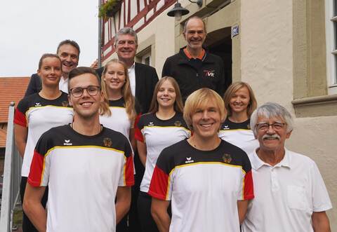 Stolze Rückkehrer: die Weltmeister Maurice Binder, Timo und Rainer Hufnagel (vordere Reihe, von links), Naemi Singrün, Kaja Stöhrer, Elisa Kolonko, Britt Abrecht (mittlere Reihe) mit Bürgermeister Heiko Faber, Martin Stalp und Martin Tepe (hintere Reihe).