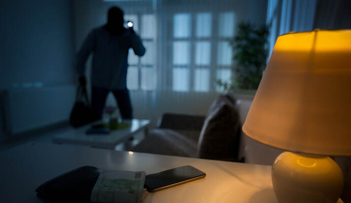 In Schützingen stahlen Unbekannte mehrere Gegenstände in einem Wohnhaus. In Schützingen stahlen Unbekannte mehrere Gegenstände in einem Wohnhaus.