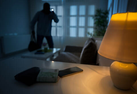 In Schützingen stahlen Unbekannte mehrere Gegenstände in einem Wohnhaus.