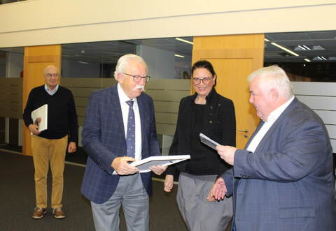 Albert Esslinger-Kiefer (links) nahm die Ehrung für die Jakob und Rosa Esslinger-Stiftung von Barbara Casper, der stellvertretenden Vorsitzenden von ObenAuf, entgegen.